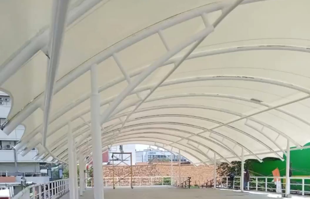 Pemasangan tenda membran untuk lapangan futsal/olahraga